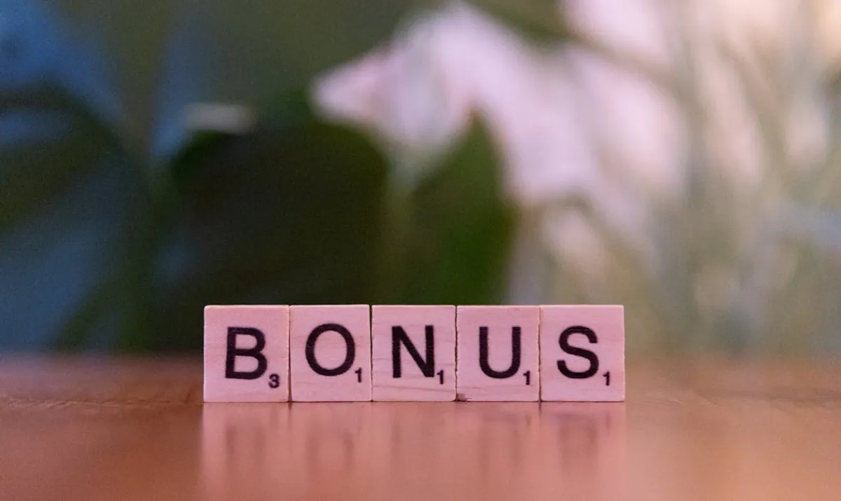Infografis struktur bonus Luxury138 termasuk welcome bonus dan cashback mingguan